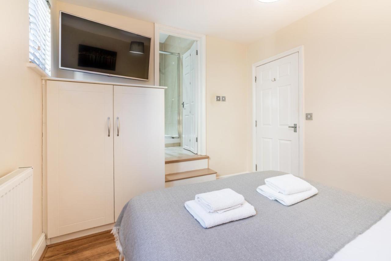 One Bedroom Flat In Bush Hill Park Enfield Exterior foto